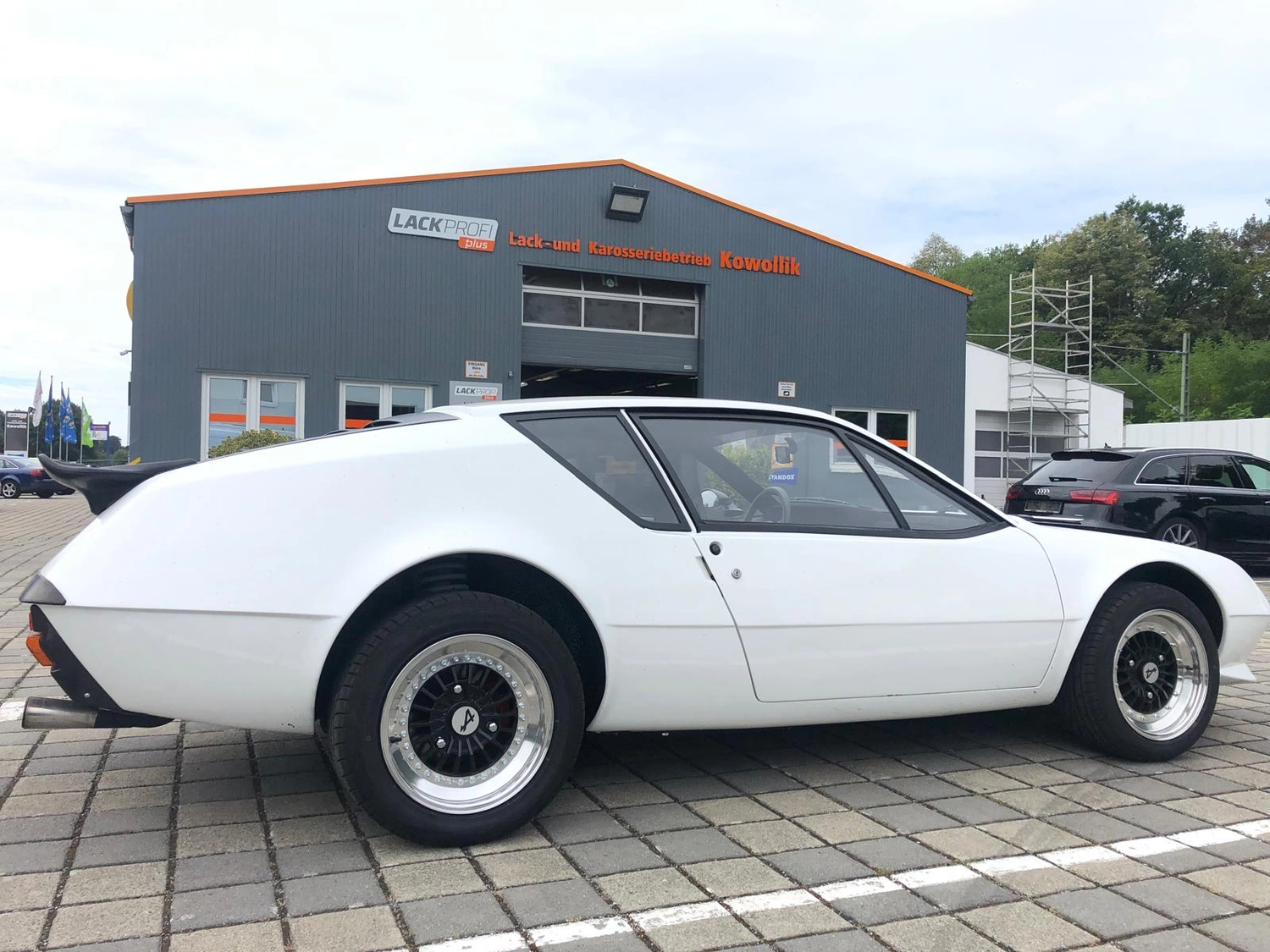 Karosserie Kowollik - karosseri und lackprofi - Auto vor der Werkstatt geparkt