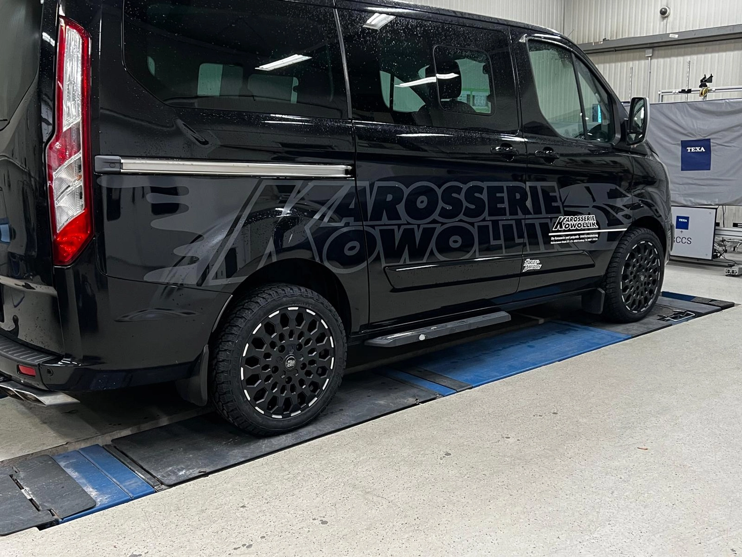 Karosserie Kowollik - karosseri und lackprofi - Reparatur der Klimaanlage eines schwarzen Lieferwagens